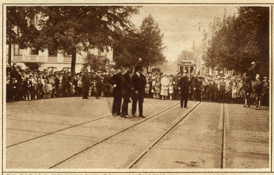 98899 Gezicht in de Maliebaan te Utrecht met de afzetting ter hoogte van de Nachtegaalstraat voor de parade van ...